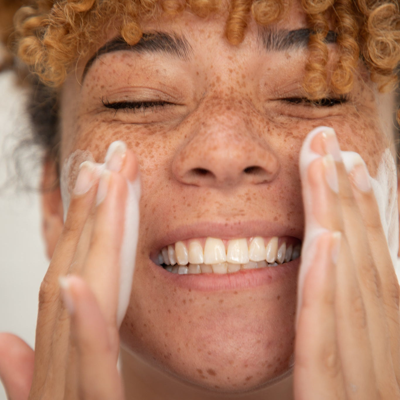 Mousse nettoyante visage à l'arbre à thé